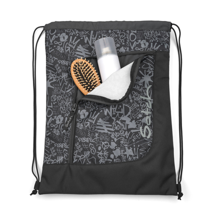 Sportbeutel mit grafischem Design, gefüllt mit einer Bürste und einer Flasche im Vordergrund.