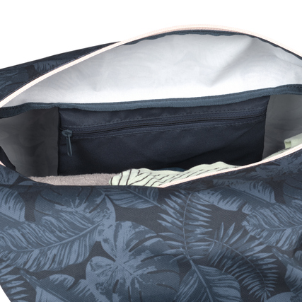 Sporttasche mit großem Hauptfach und Reißverschlussinnentasche im Muster "Midnight Jungle".