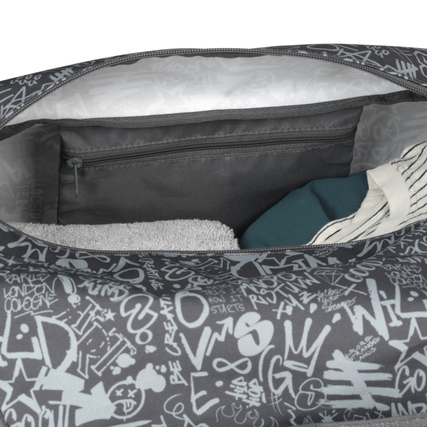 Sporttasche mit grauem, grafischem Muster und sichtbarem Innenraum, inklusive einer kleinen Tasche.