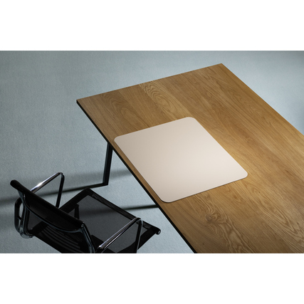 Purosens Stijl Schreibunterlage in soft rose auf Holzschreibtisch, mit schwarzem Stuhl daneben.