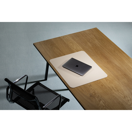 Schreibunterlage in soft rose auf Holztisch mit Laptop, Stuhl im Hintergrund.