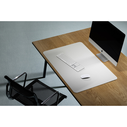 Schreibunterlage in stone white auf einem Holztisch mit Computer und Stuhl im Hintergrund.