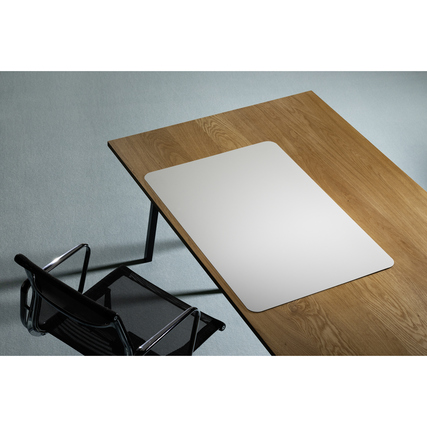 Schreibunterlage in stone white auf einem Holzschreibtisch mit einem Stuhl daneben.