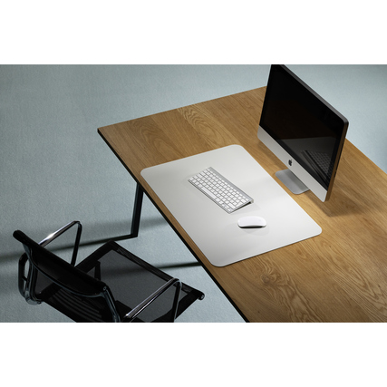 Schreibunterlage in steinweiß auf einem Tisch mit Monitor, Tastatur und Maus.