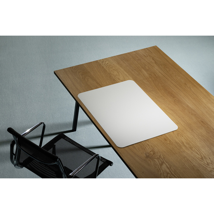 Schreibunterlage in stone white auf einem Holztisch mit einem Stuhl daneben.