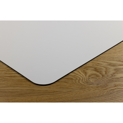 Schreibunterlage in steinweiß mit abgerundeten Ecken auf Holzoberfläche.