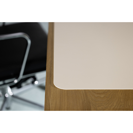 Schreibunterlage in soft rose auf einem Holzschriftisch, teilweise in Ansicht.