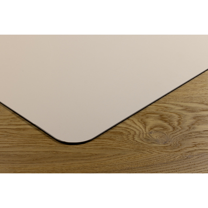Schreibunterlage in soft rose auf einem Holztisch, mit abgerundeten Ecken und glatter Oberfläche.