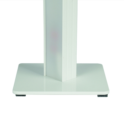 Weiße Stehleuchte mit stabiler quadratischer Basis und schlanker Aluminiumsäule.
