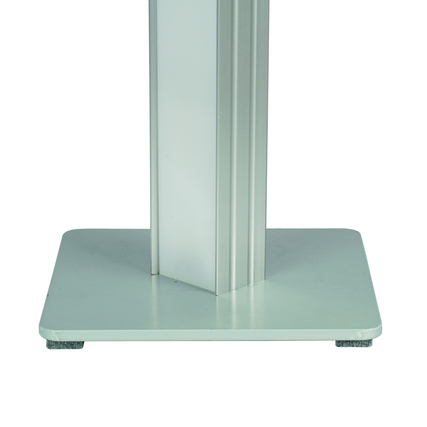 Aluminiumbasierte Stehleuchte mit quadratischem Standfuß und freistehendem Design.