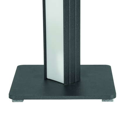 Schwarze Aluminiumsäule mit stabilen Standfuß, Teil einer LED-Standleuchte.