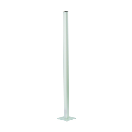 Stehleuchte aus Aluminium mit Stahlfuß, minimalistisch, silberfarben und 113,2 cm hoch.
