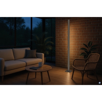 Stilvolle Silberne Stehleuchte steht neben Sofa und Tisch in einem modernen Raum mit Pflanzen.