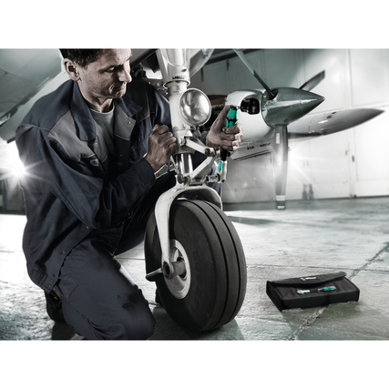 Wera Steckschlüssel-Satz in textiler Box, während ein Mechaniker an einem Flugzeugrad arbeitet.