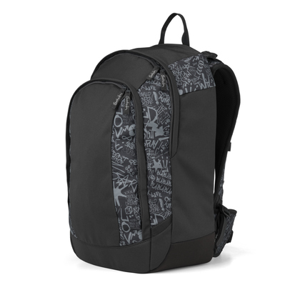 Satch Schulrucksack in Schwarz mit grafischem Muster an der Seite, seitliche Ansicht.