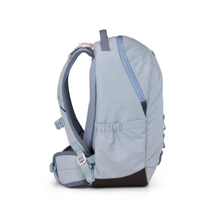 Satch Schulrucksack con:next Urban Rose Blue in seitlicher Ansicht mit sportlichem Design.