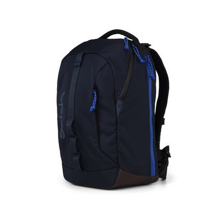 Satch Schulrucksack con:next in Urban Dark Blue, Seitenansicht mit sportlichem Design.