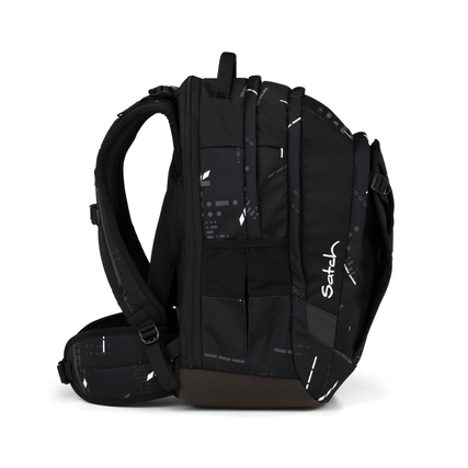 Schulrucksack Satch Match Plus in seitlicher Ansicht, schwarz mit sportlichem Design.