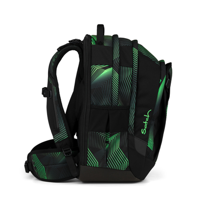 Seitenansicht eines Satch Schulrucksacks Match Plus in Seismic Green mit sportlichem Design.