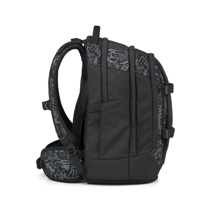 Satch Schulrucksack pack Street Ink in seitlicher Ansicht mit grafischem Design.