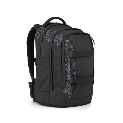 Satch Schulrucksack in Schwarz mit grafischem Innenfutter, Seitenansicht.