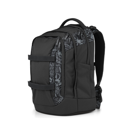 Schulrucksack in Schwarz mit grafischem Design und zwei seitlichen Taschen, seitliche Ansicht.