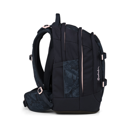 Schulrucksack Satch im Design Midnight Jungle, seitliche Ansicht mit mehreren Fächern.