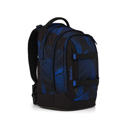 Satch Schulrucksack pack in Seismic Blue, seitliche Ansicht mit geometrischem Muster.