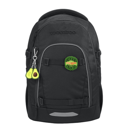 Schwarzer Rucksack mit zwei bunten Anhängern in Avocado-Form und einem Patch.