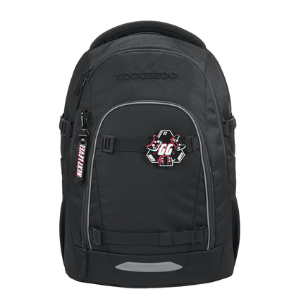 Schwarzer COOCAZOO Rucksack mit einem Patch und dekorativem Anhänger an der Vorderseite.