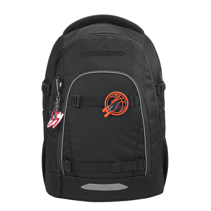 Schwarzer Rucksack mit einem Basketball-Patch und einem Schuh-Anhänger, dekorativ gestaltet.
