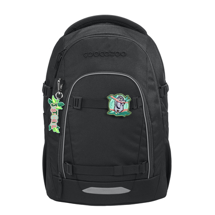 Schwarzer COOCAZOO Rucksack mit bunten Anhängern und Patches zur individuellen Gestaltung.