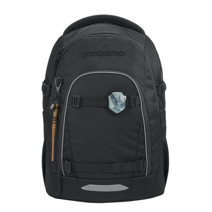Schwarzer Rucksack mit einem dekorativen Patch und einem Karabinerhaken an der Vorderseite.