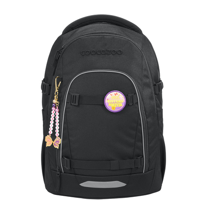 Schwarzer Rucksack mit einem bunten Anhänger und einem runden Patch auf der Vorderseite.