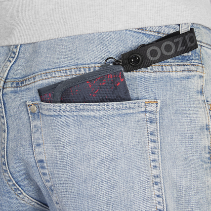 Geldbörse COOCAZOO Broken Black steckt in der Gesäßtasche einer Jeans.