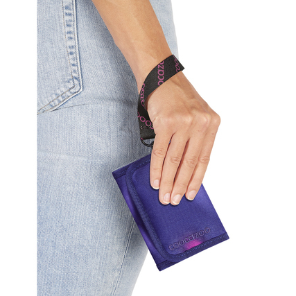 Geldbörse COOCAZOO Aurora Glow wird von einer Person mit einer Handschlaufe gehalten.