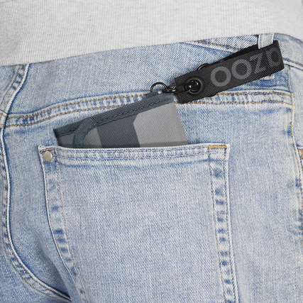 Geldbörse COOCAZOO Dark Race steckt in der Tasche einer Jeans.