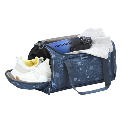 Sporttasche mit Schuhen, Wasserflasche und Kleidung im Hauptfach, blau mit Muster.