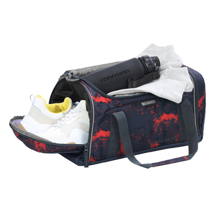 Sporttasche mit Schuhen, Handtuch und Trinkflasche in einer offenen Seitentasche.