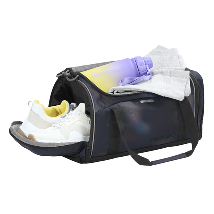 Sporttasche mit Schuhen, Flasche und Kleidung in einem großen Hauptfach sichtbar.