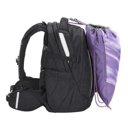 Sportbeutel mit seitlicher Reißverschlusstasche, befestigt an einem Rucksack in Schwarz.
