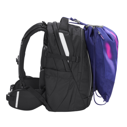 Sportbeutel in lila neben einem schwarzen Schulrucksack, beide mit reflektierenden Elementen.