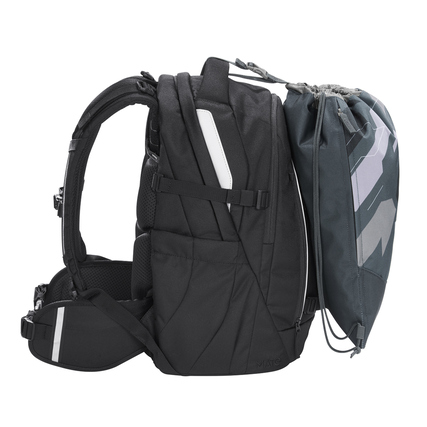 Sportbeutel in Grau, seitlich an einem schwarzen Schulrucksack befestigt.