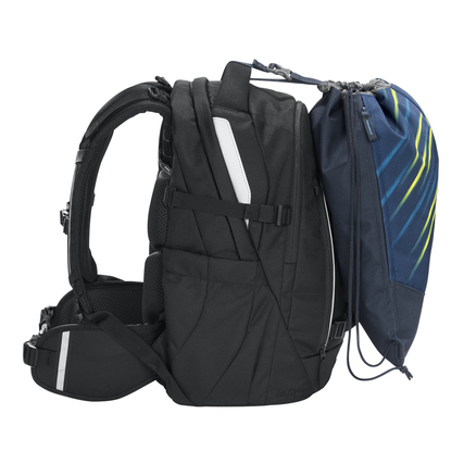 Sportbeutel in Fast Lime, seitlich am Rucksack befestigt, mit Reflexstreifen.