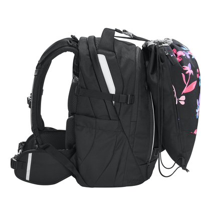 Sportbeutel mit floralem Design, seitlich an einem Schulrucksack befestigt.