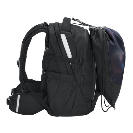 Sportbeutel in Rainbow Illusion, seitlich am Rucksack befestigt, mit reflektierenden Streifen.