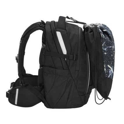 Sportbeutel in Schwarz mit reflektierenden Elementen, seitlich am Schulrucksack befestigt.