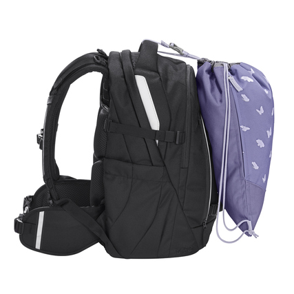 Sportbeutel in lila neben einem schwarzen Schulrucksack, beide mit reflektierenden Elementen.