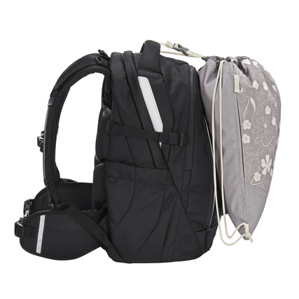 Sportbeutel in hellem Design, seitlich am schwarzen Rucksack befestigt, mit Reflexstreifen.