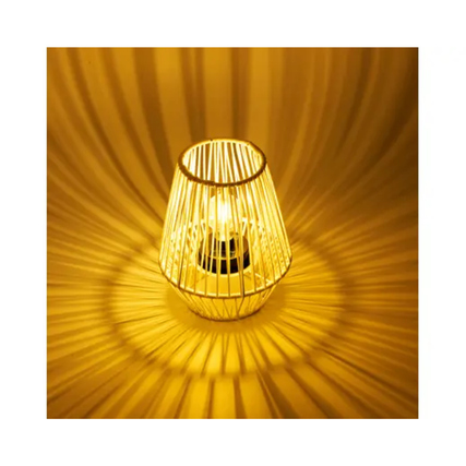 Dekorative Solar-Laterne mit harmonischem Design, strahlt warmes Licht auf Oberflächen.